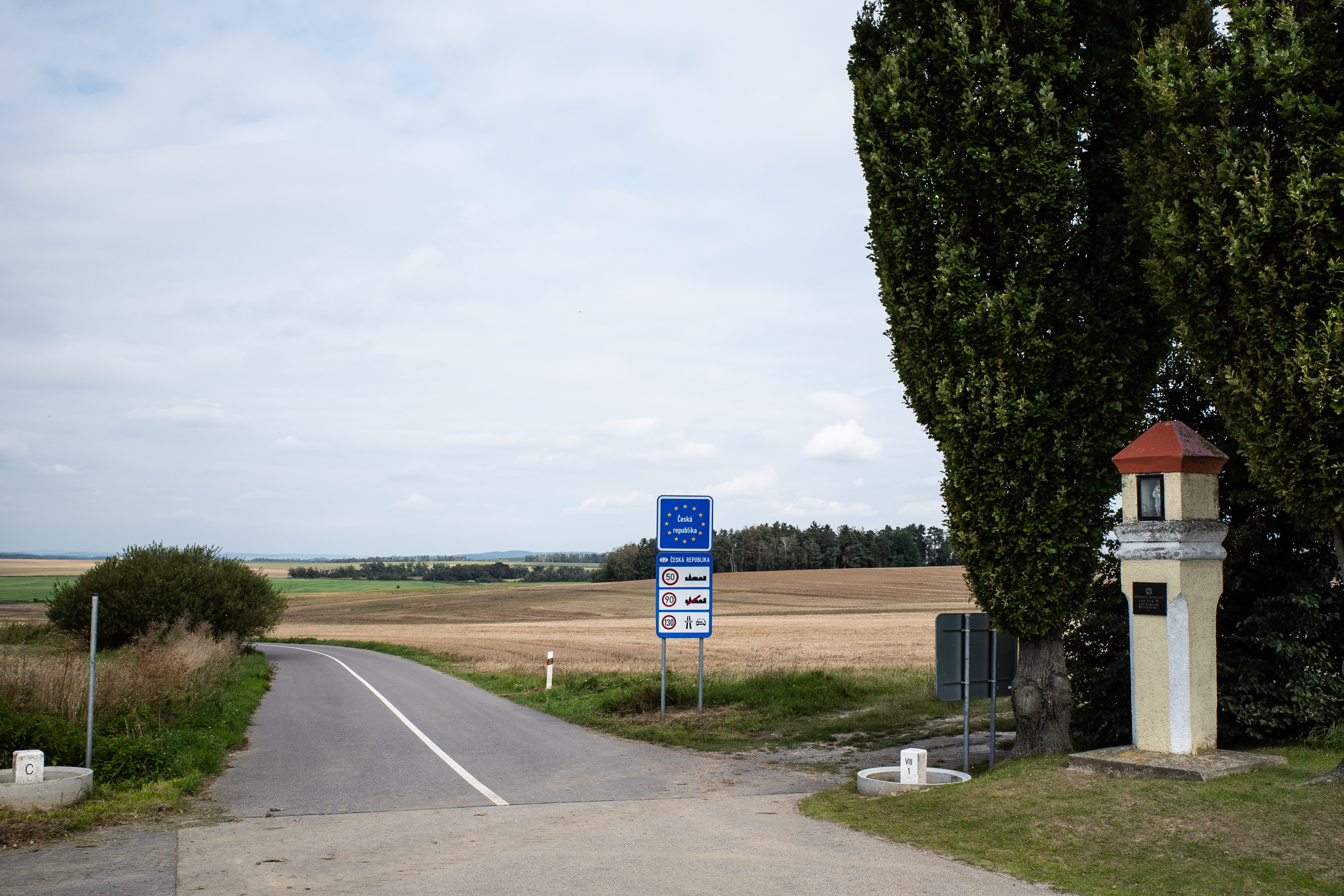 Wieder nach Tschechien – die EU-Tafel steht neben einem alten Bildstock